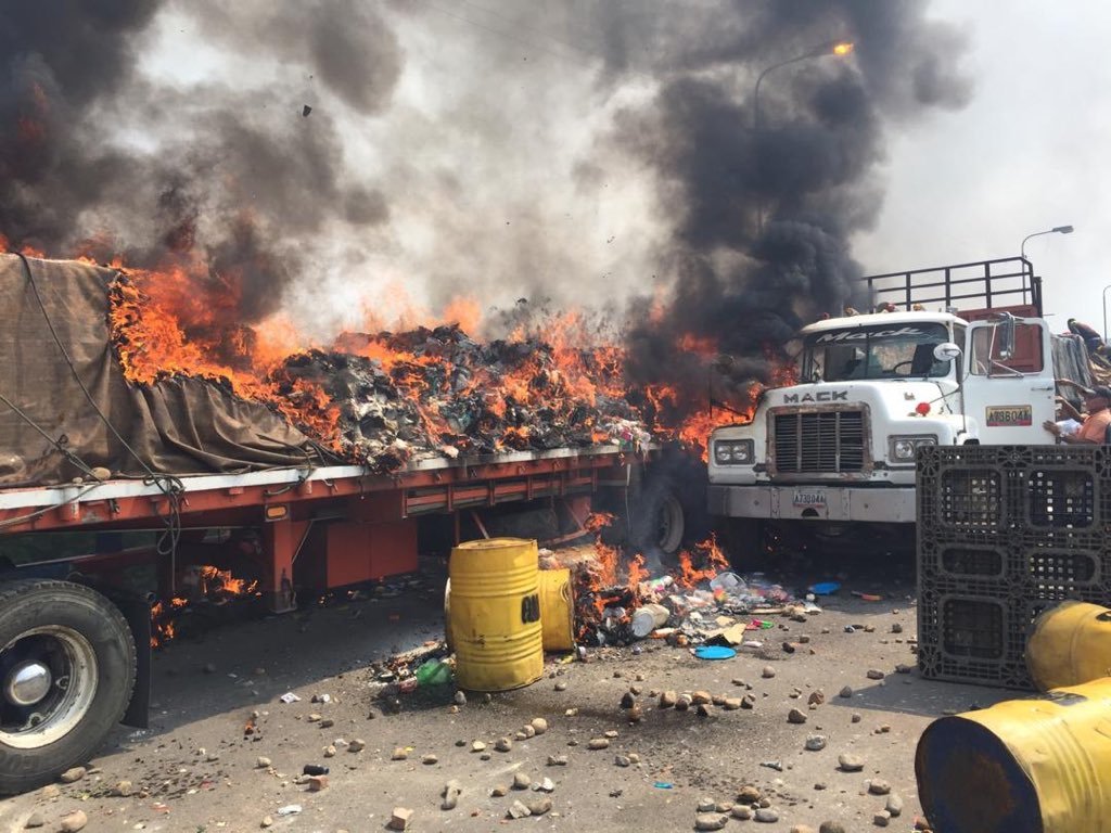 Se ha liado: los militares chavistas asesinan a 4 venezolanos y queman 3 furgones